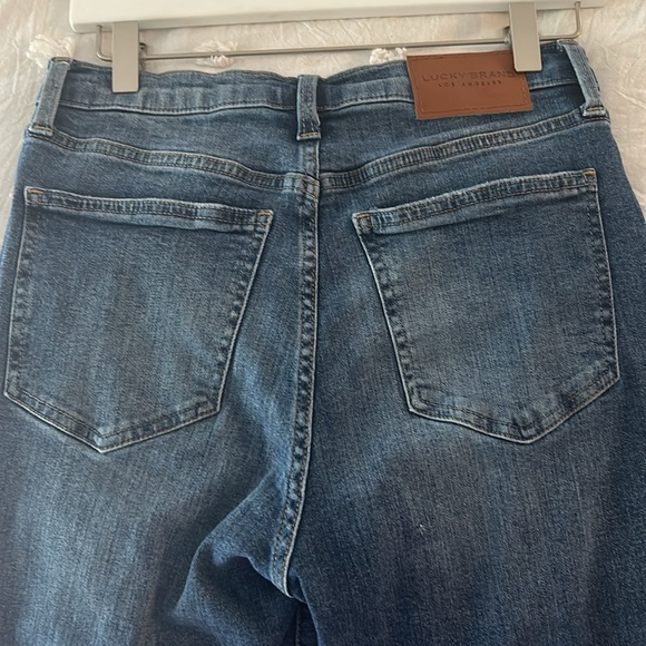 Lucky brand skinny jeans. Can fit a size 4 too. Like new, smoke-free, pet free - Picture 3 of 6